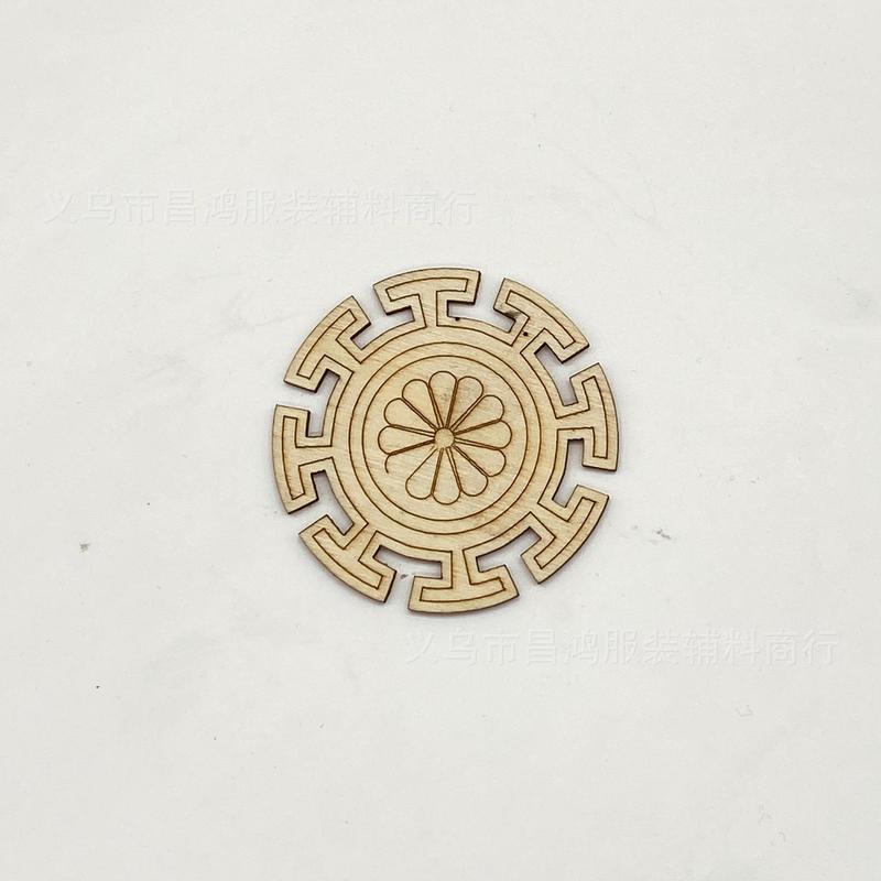 Diyアクセサリーの木製の透かし彫りのペンダントの透かし彫りの窓の花の木の切れの60mm-70mmの透かし彫りの円の現物の卸売り|undefined