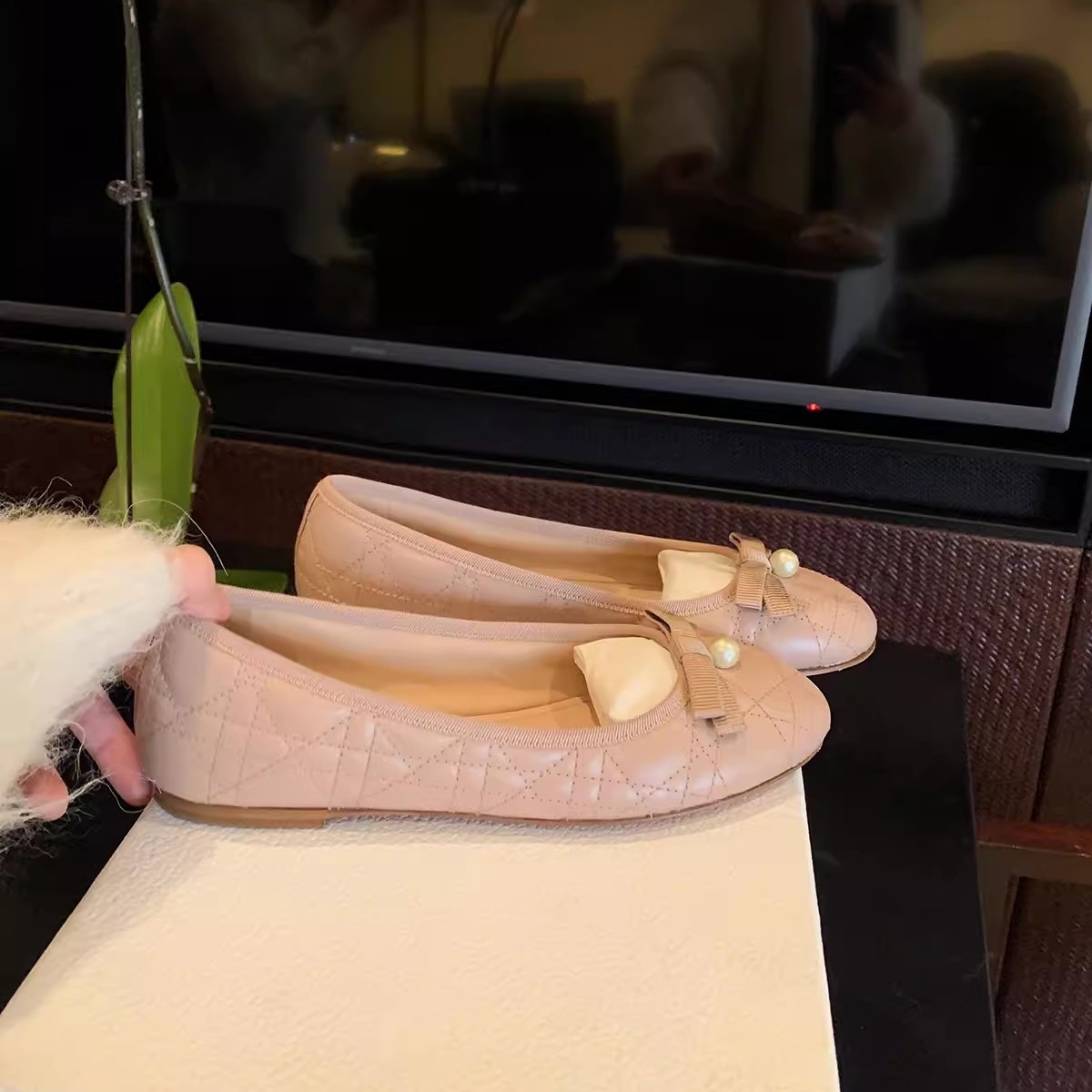 Versión de piel de oveja de alto nivel ~ Grape Madre con arco de perla de piel de oveja de boca superficial zapatos de ballet de sola sola mujer