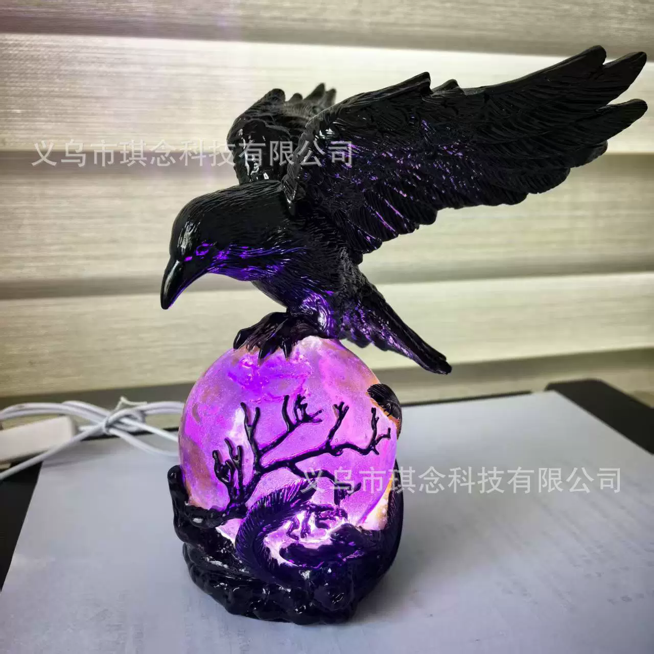Cross-border hot style European night lamp lighting study creative eagle table lamp Gothic style raven resin ornaments