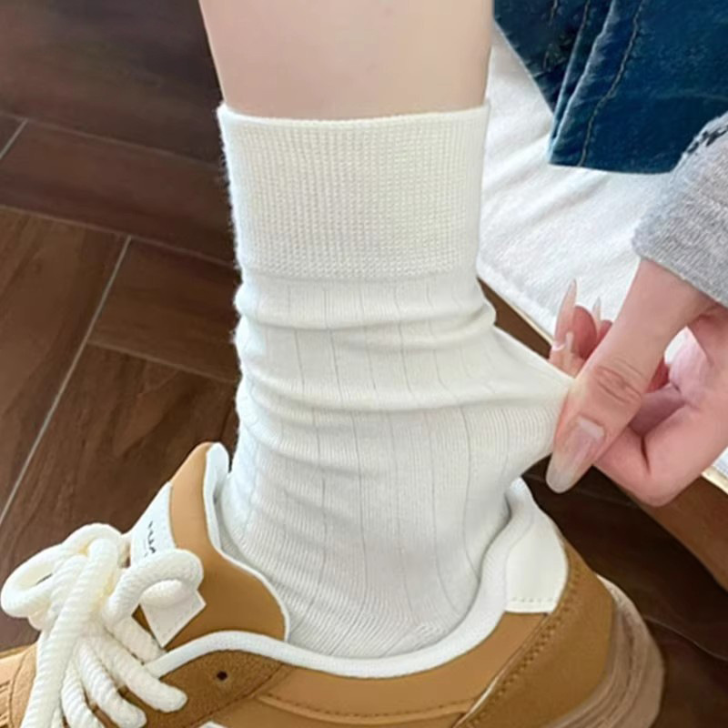 Women's Autumn and Winter Socks for Outdoor Wear, Simple Thick-Knit Slouch Socks in Black and White with Unique Fabric Label, Pure Cotton Antibacterial Socks