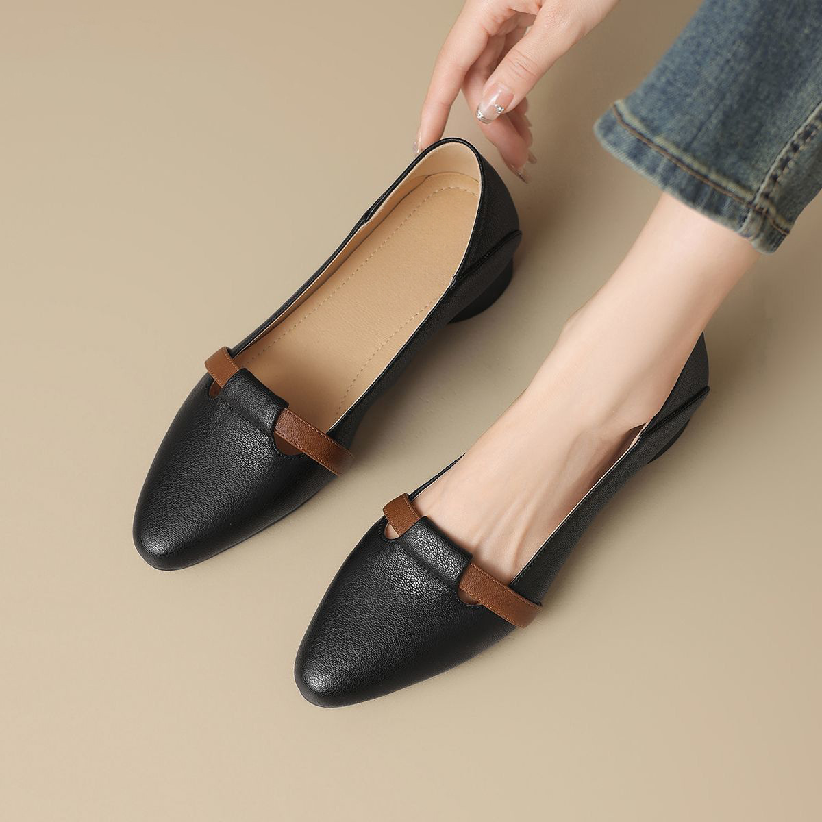 La primavera y el verano de 2026 nuevos zapatos de cuero de talón bajo puntiagudo, zapatos de soja, zapatos de estilo único.