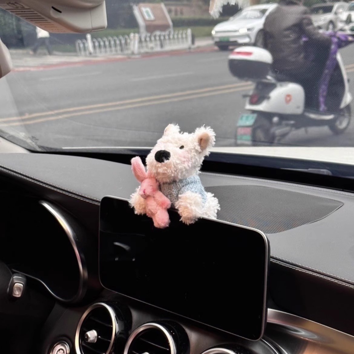 Lindo cachorro garabateado West Highland coche colgante decoración pantalla consola central accesorios de coche adornos de felpa