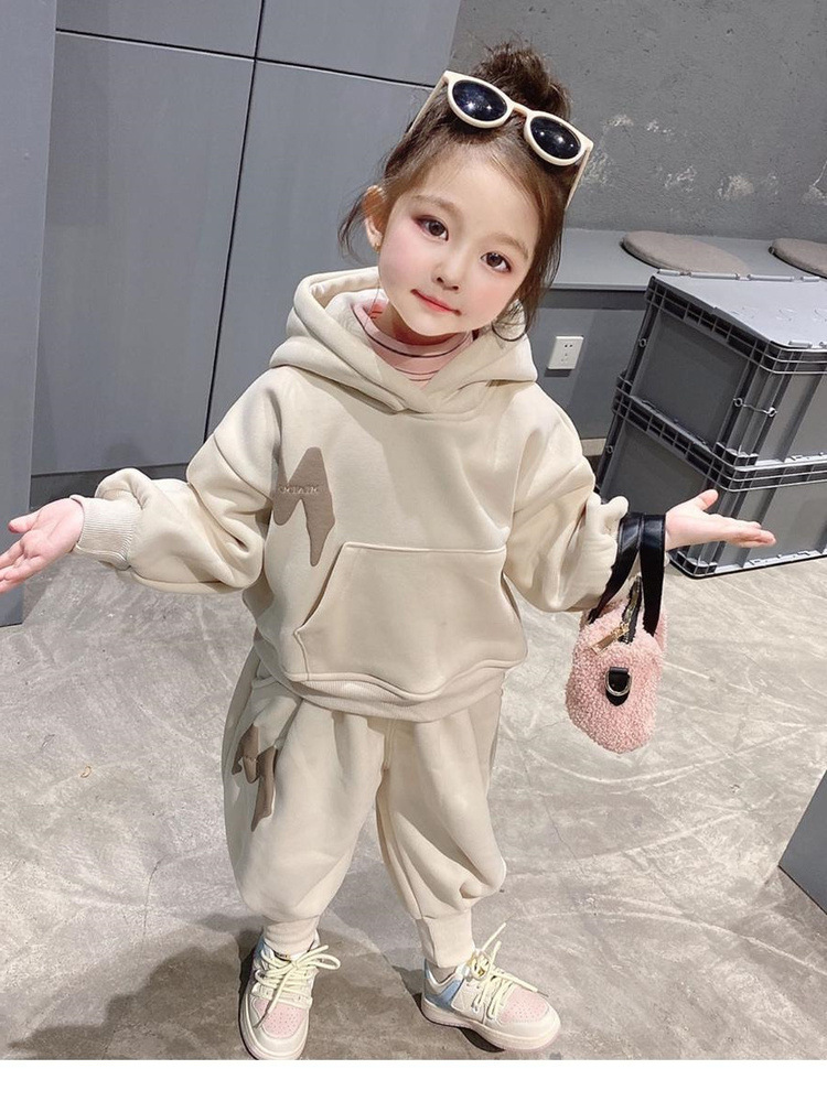 Plysjsett for jenter 2023 nye friterte gatehøst vinterklær barne- og guttesport fortykket genser_voghion.com