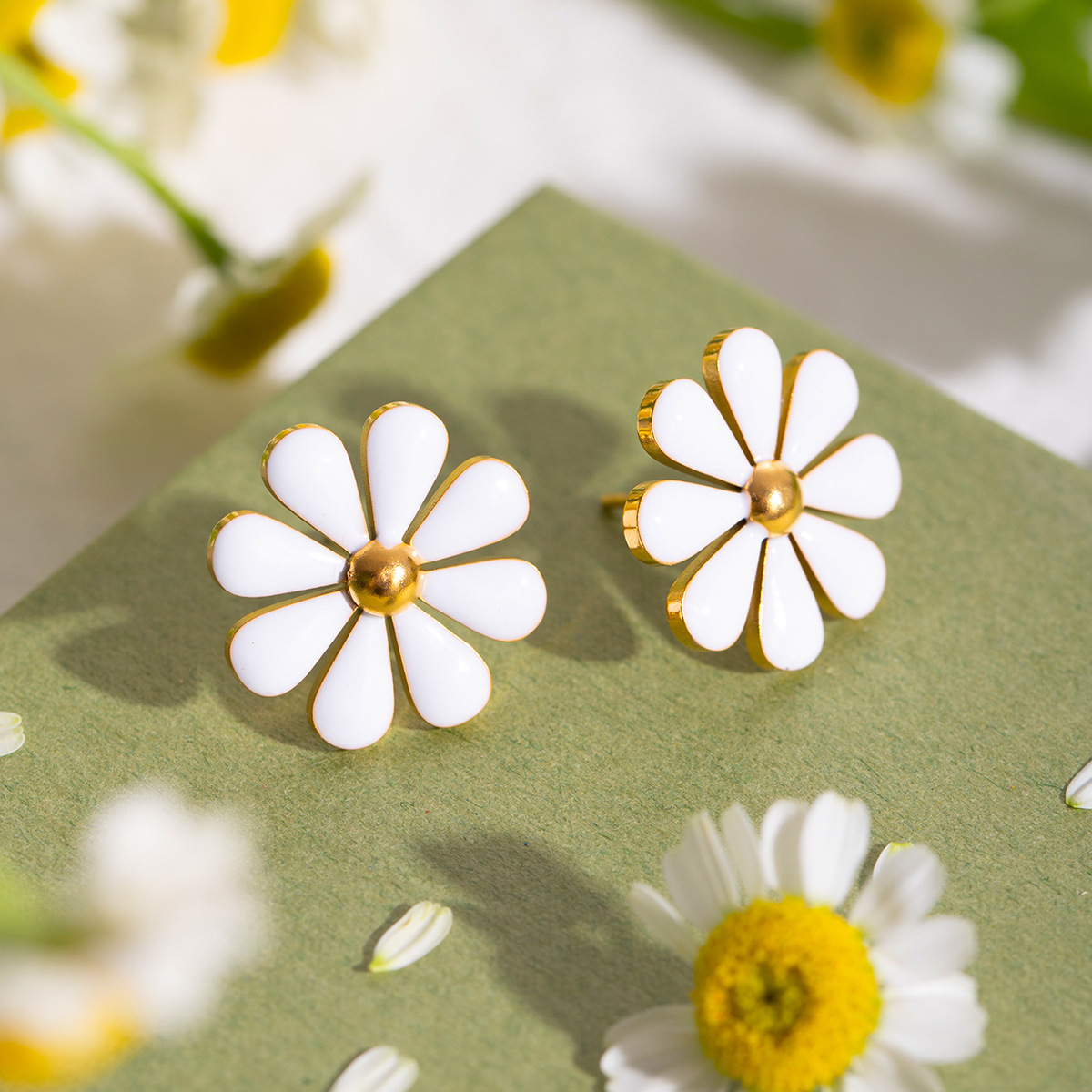 Europa y América transfronterizo estilo INS verano 18k oro acero inoxidable flor de ocho pétalos pequeña margarita blanco aceite que gotea pendientes accesorios
