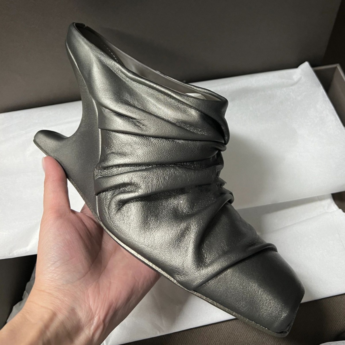 봄 신상품【재고 있음】유니크한 디자인의 특별한 형태의 피쉬 마우스 하이힐 여성용 주름 장식 앞코 웨지힐 슬리퍼