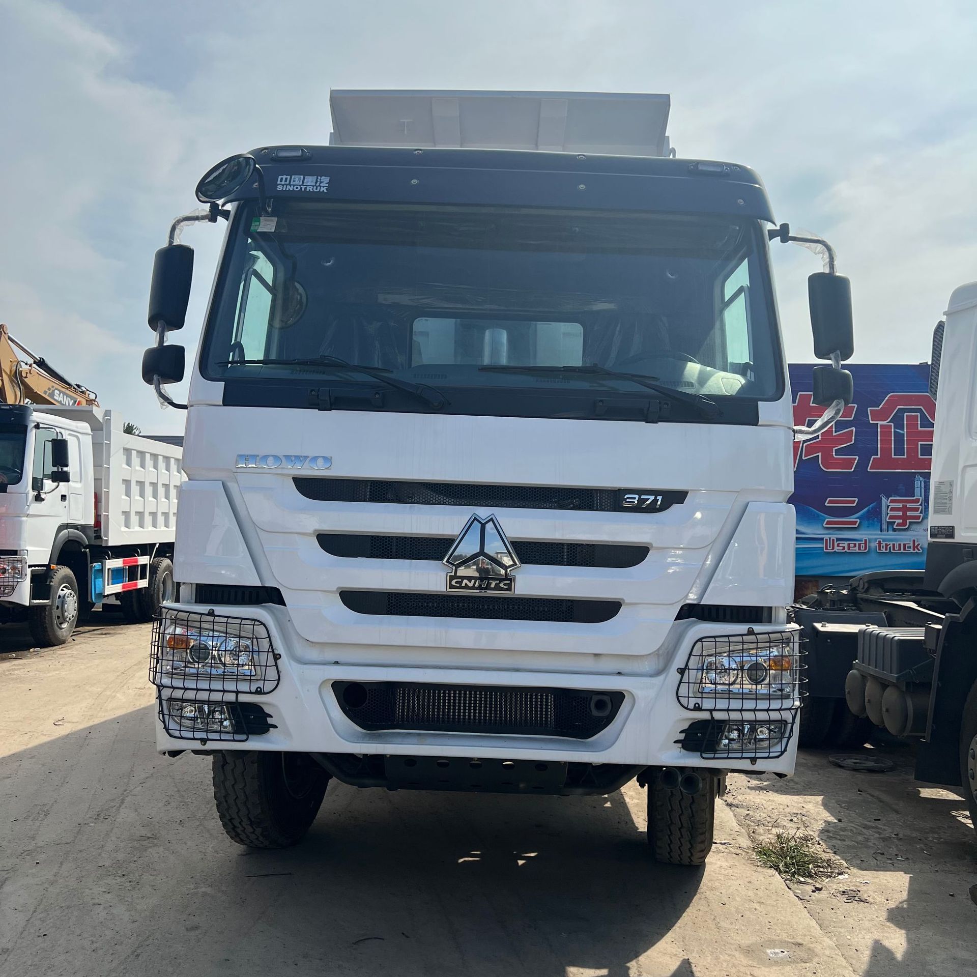 Cross-Border Export of 371-Horsepower Howo Dump Trucks with Large Pump Engines and Heavy-Duty Dumpers for Earthmoving Projects in Africa