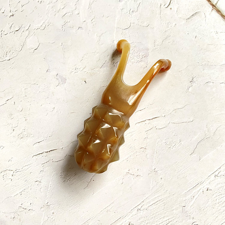 牛の角の鼻のフォークの手の雷は花のツボの顔のマッサージ器の黒い花の牛の角の中実のハンドを彫って遊びます。|undefined