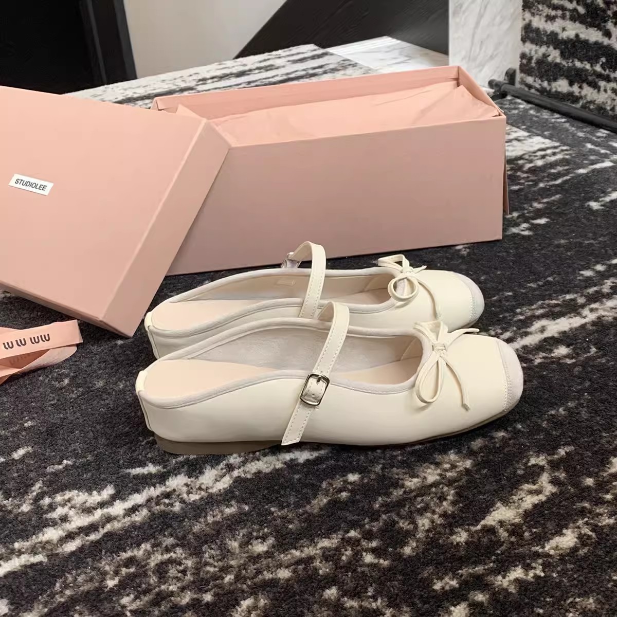 Versión de piel de oveja en stock ~ madres de uva aumentando la altura de las zapatillas de cabeza de bolsillo de la mujer un arco de una palabra de boca superficial medio zapatos de ballet