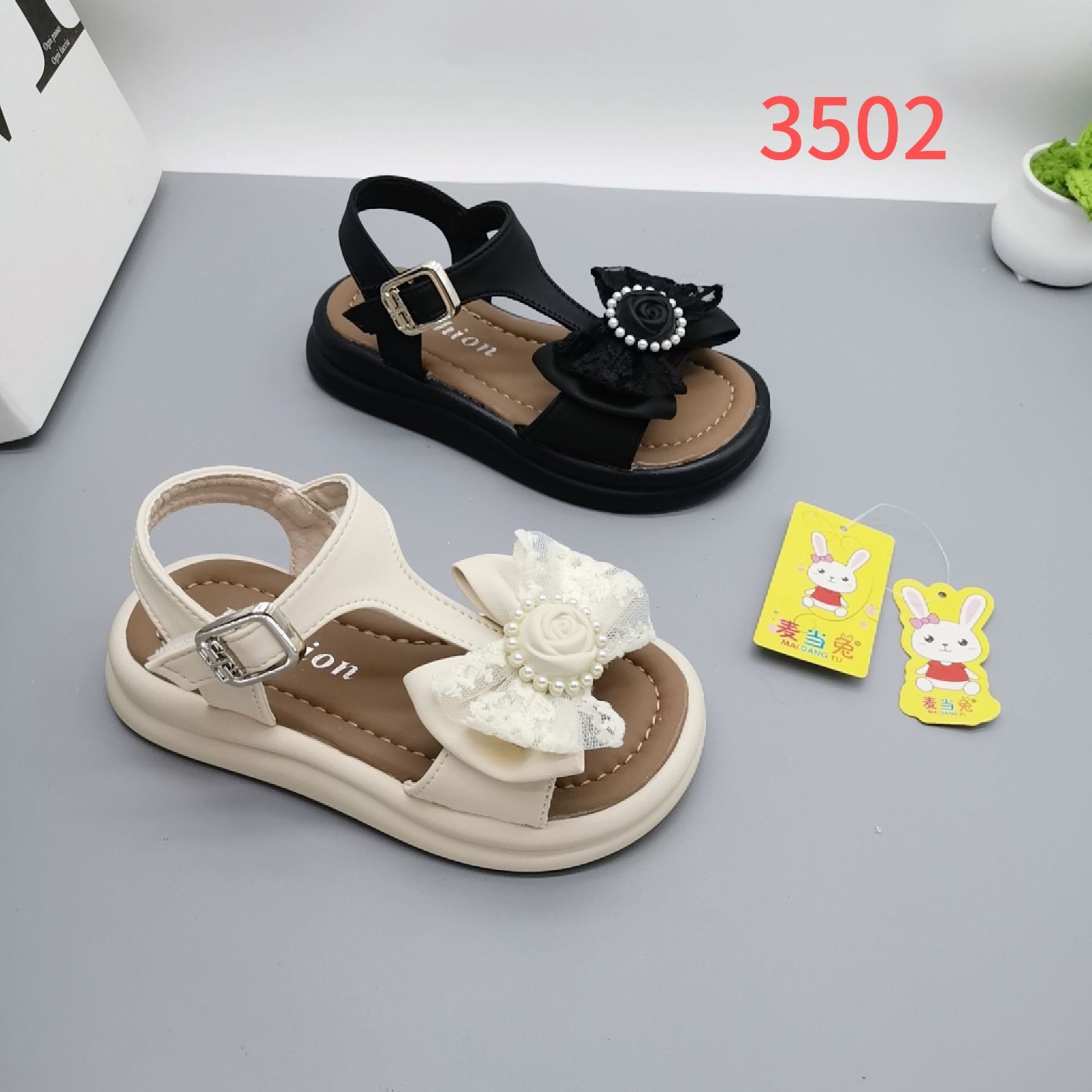 Verano caliente 2025 retro tesoro femenino 1-3-5 años a través de la red zapatos casuales para niños pequeños y medianos zapatos de princesa de tendón de res antideslizante