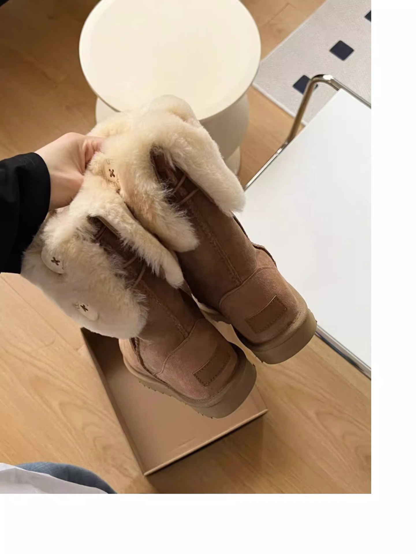 2023 winter new Europe and the United States hot button two wear snow boots female sheep fur one velvet inside warm mid-calf boots_voghion.com