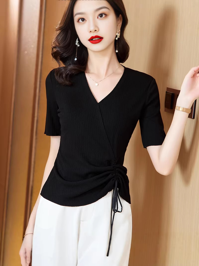 Áo thun nữ tay ngắn cổ V xếp ly, thiết kế ôm gọn tôn dáng — đen