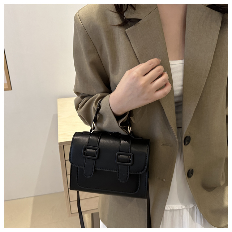 A new 2024 trendy and retro single-shoulder crossbody small square bag for girls, a niche British-style handbag undefined
