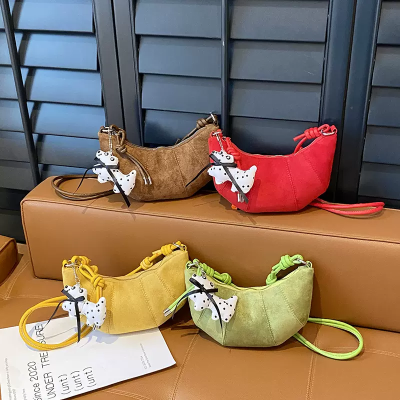 麂皮月牙儿童斜挎包 萌趣小狗挂饰女童单肩包 时尚多彩宝宝小挎包