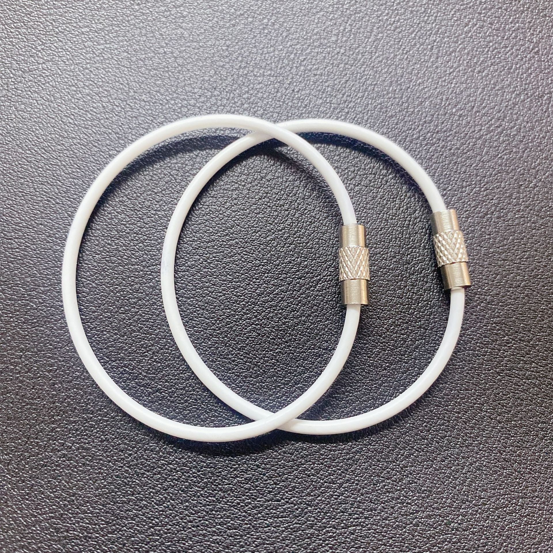 現物のワイヤーの鍵はステンレスカラーのゴムのワイヤーの輪を掛けてプラスチックのワイヤーの鎖を包んで大量に交渉します。