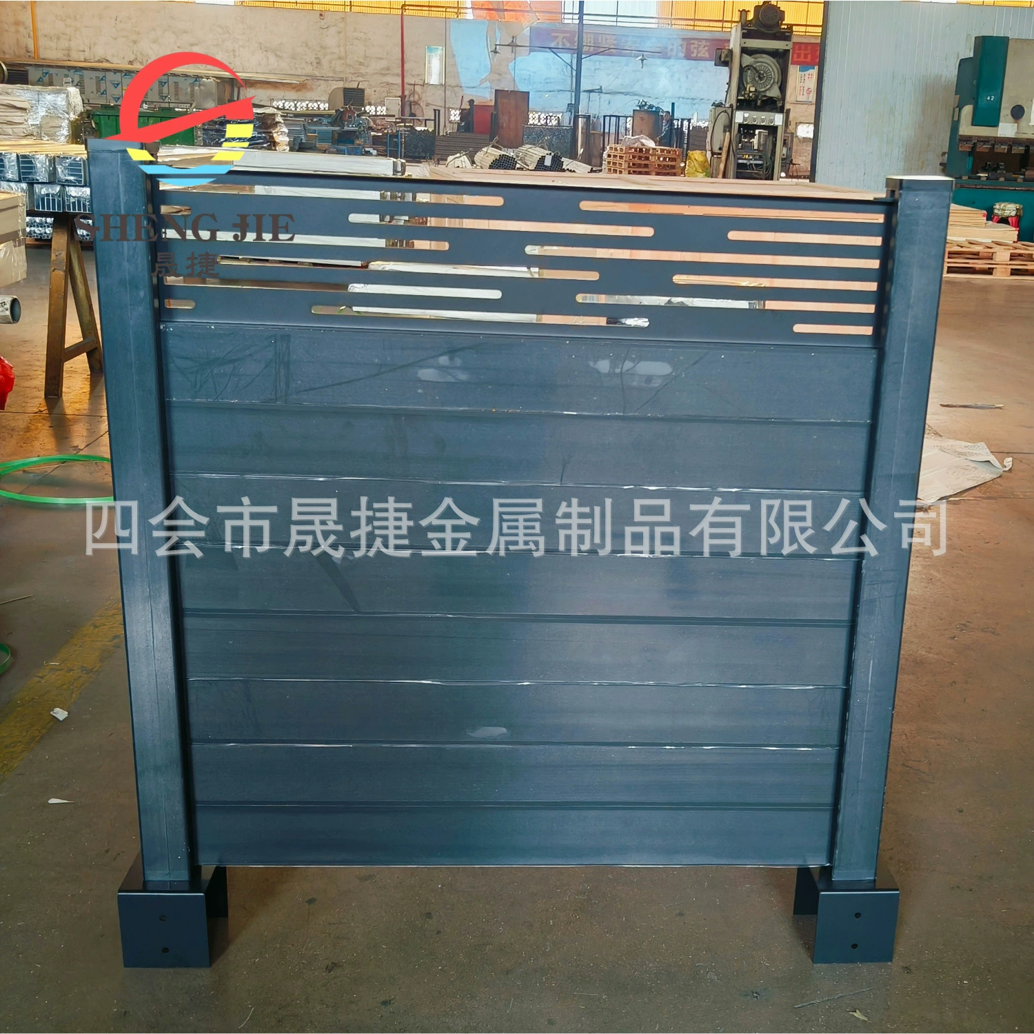 Открытый декоративный внутренний дворик приватный современный алюминиевый светодиодный свет забор резные штампы могут быть настроены свободно установлен ограждение