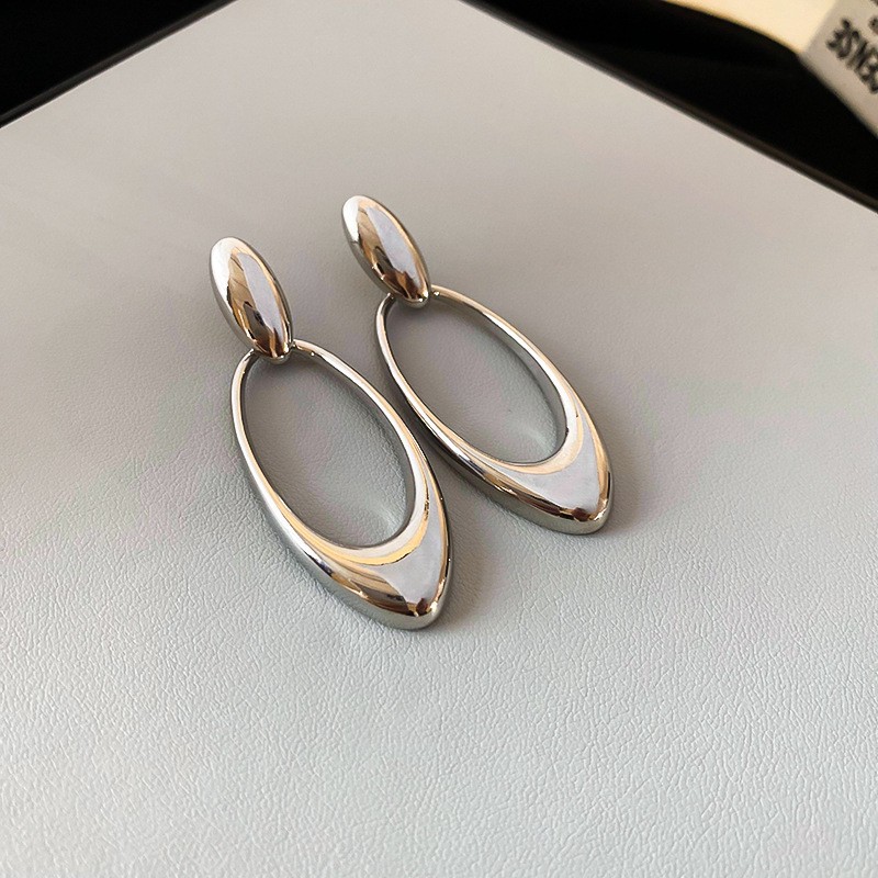 Pendientes en forma de C de anillo de múltiples capas europeas y americanas Pendientes de diseño de nicho simple femenino Pendientes de temperamento de moda Lujo ligero Sentido de alta gama