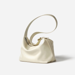 牛革のトートバッグの女性の新型のファッションの大容量のカジュアルな脇の下のシングル肩の通勤バッグの小さい大衆の軽い贅沢な斜め掛けのカバン