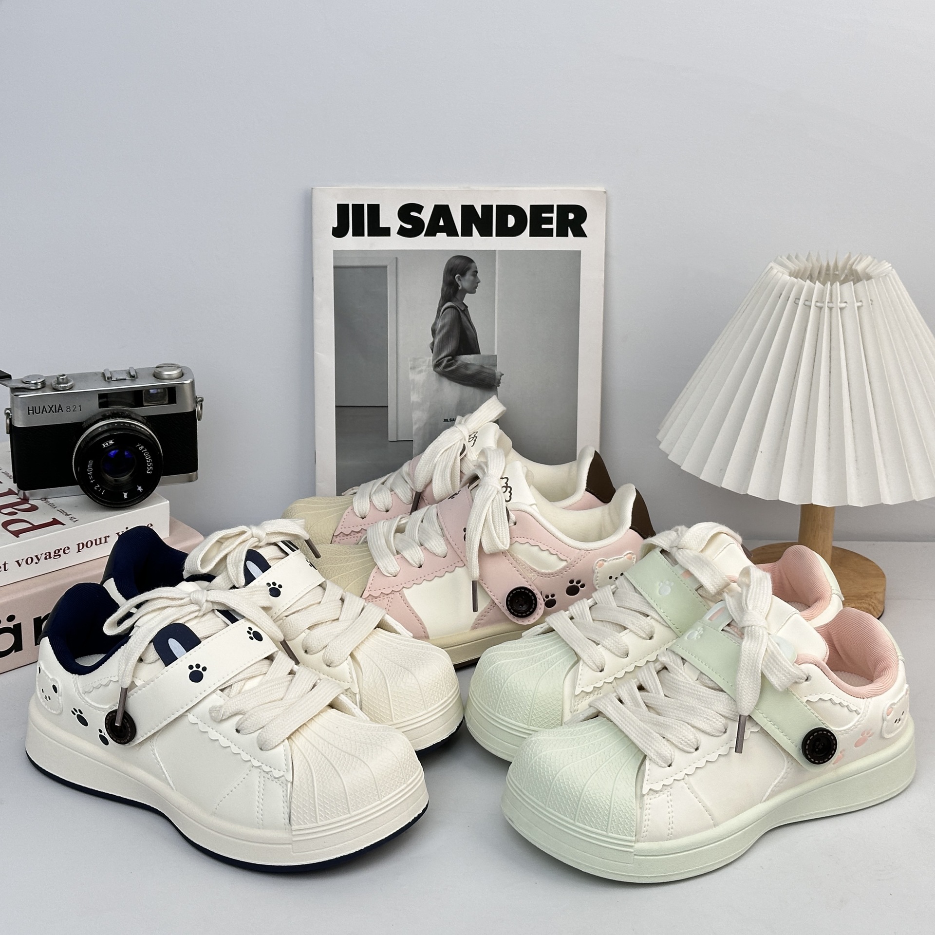 Yuanbo Peek-Meng nicho conchas zapatos de cabecera para mujeres 2025 otoño nuevo estilo universal con suela gruesa zapatos casuales pequeños blancos