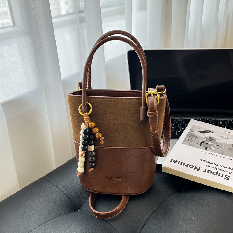 Coreano de seda doble bolso de cubo de color contraste para mujeres 2025 nueva moda versátil bolso de hombro bolso de brazo