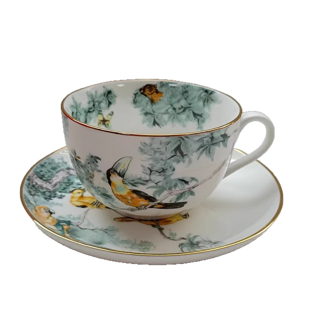 Lujo ligero de estilo europeo, porcelana de hueso de la selva ecuatorial, taza de café, platillo, taza de té de la tarde, juego de caja de regalo, regalo de boda de cumpleaños