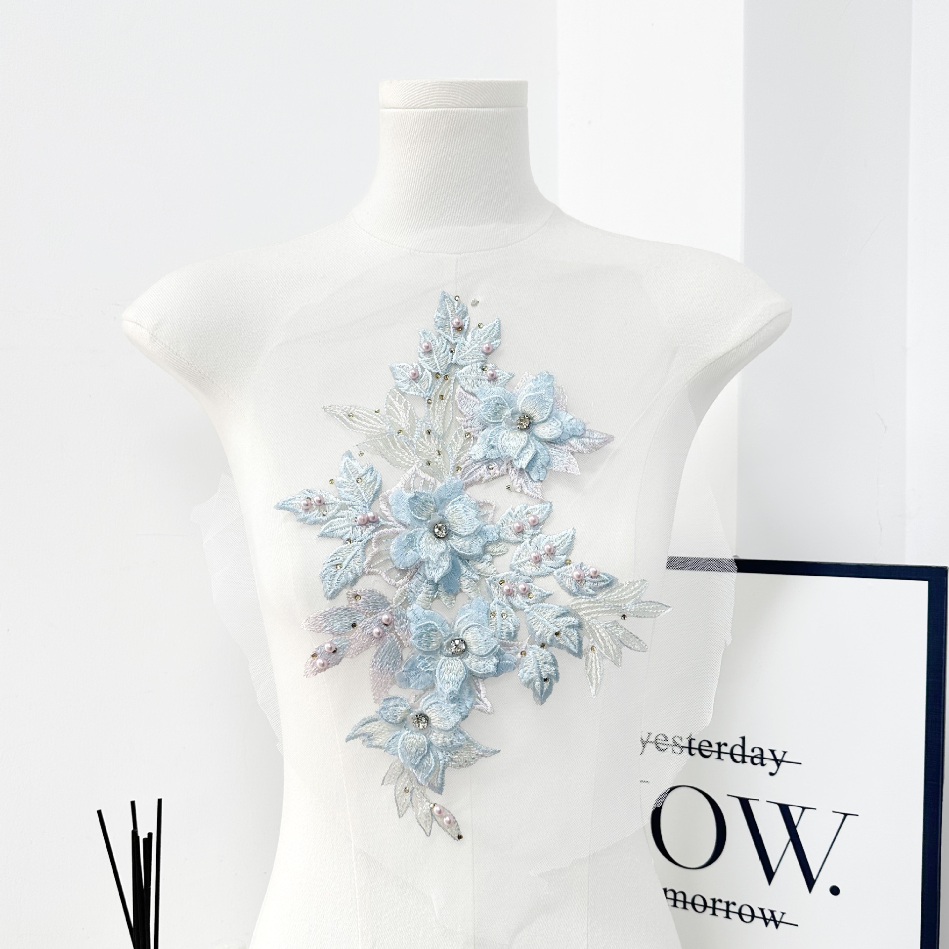 Flores tridimensionales esquinillas bordadas de encaje decalcas hechas a mano para hacer vestido de boda vestido de baile vestido DIY decoración de tela