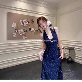 2026夏季新款法式蓝色碎花挂脖吊带连衣裙女显瘦气质包臀长裙