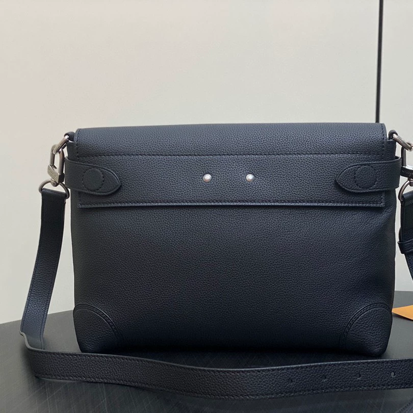 Universal one-shoulder bag, leather quality poster, new collection