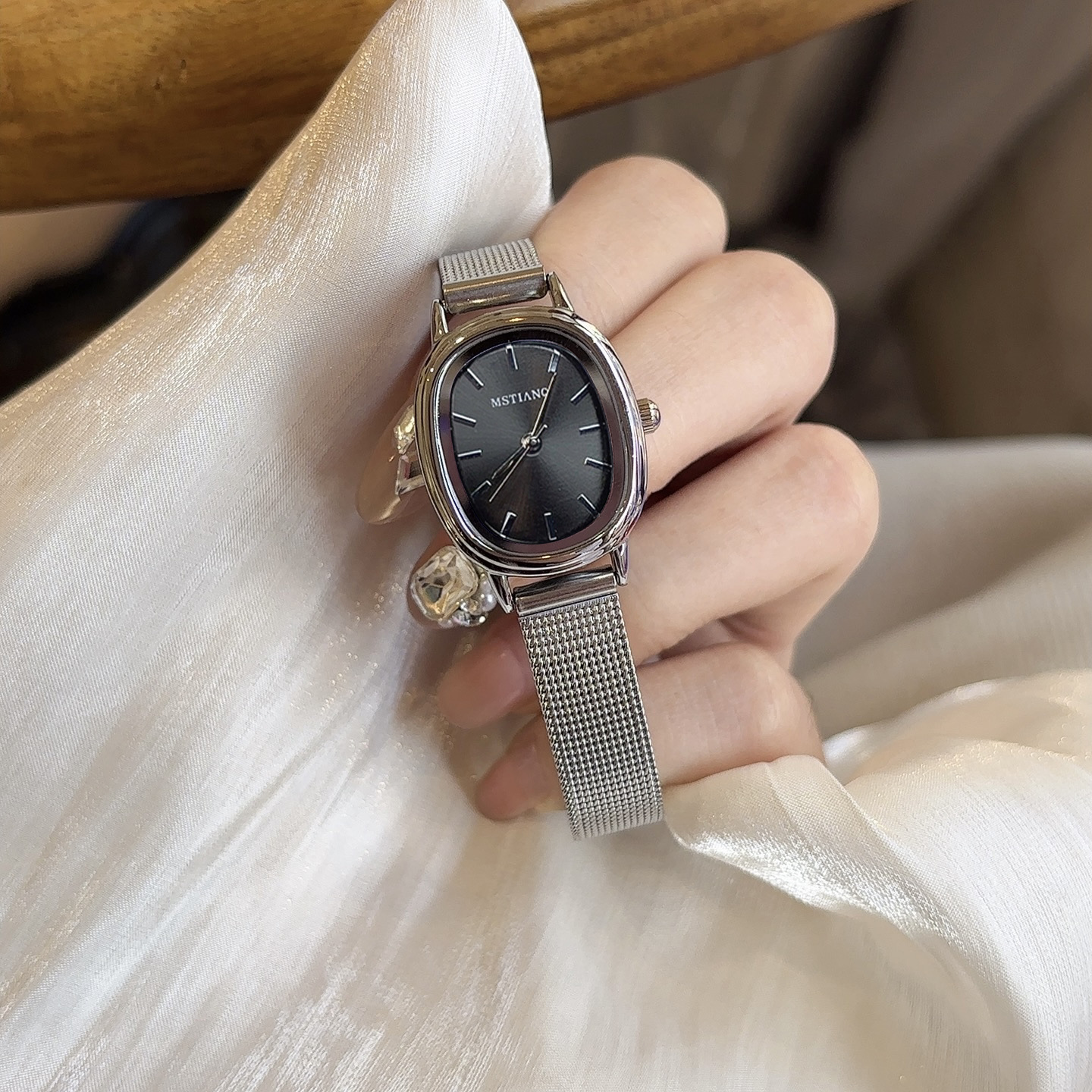 Oval Watch for Women, Simple Niche Design, Ins Accessible Luxury, High-End, Versatile Retro Small Dial Quartz Watch for Women