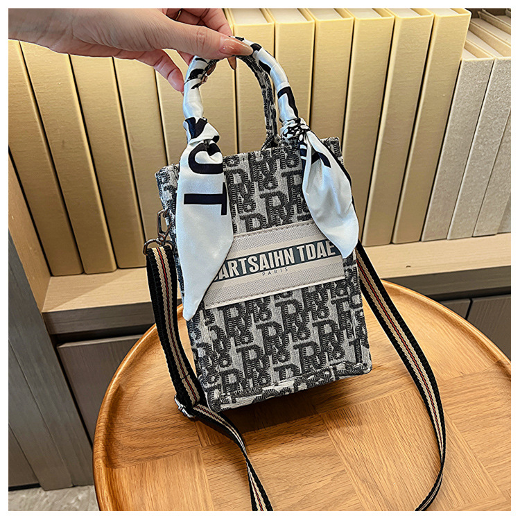 Bolso de tela transfronterizo para mujer 2025: moda de tendencia, gran capacidad, bolso de hombro de alta gama, versátil y a la última.