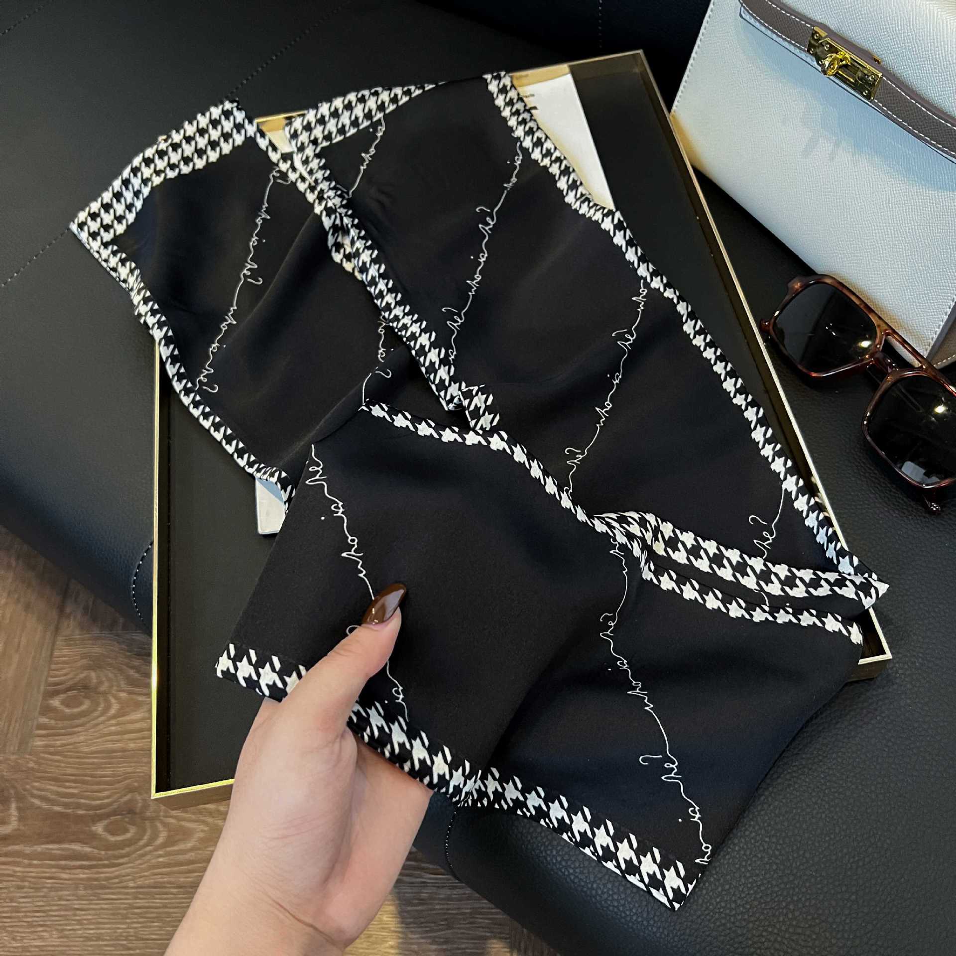 Nueva bufanda de seda pequeña banda larga estrecha para el cabello mujer estilo primavera y otoño moda madre bufanda estilo verano estilo fino serpentina bufanda al por mayor