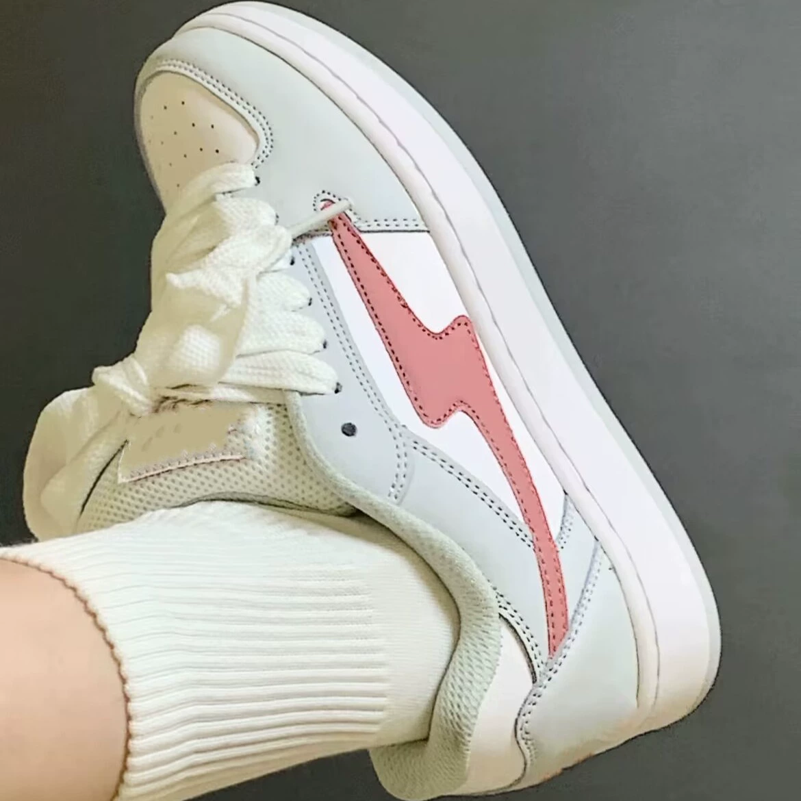 White shoes for women 2025 new autumn ins niche casual sports shoes thick soles heightening versatile board shoes for women