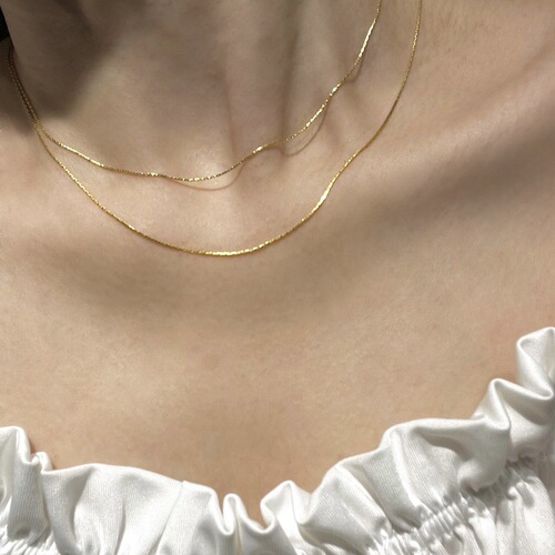 Extraordinary basic models that may or may not be imported from the United States. 14k gold-filled and gold-injected daily thin necklaces, clavicle chains, stacked for women.