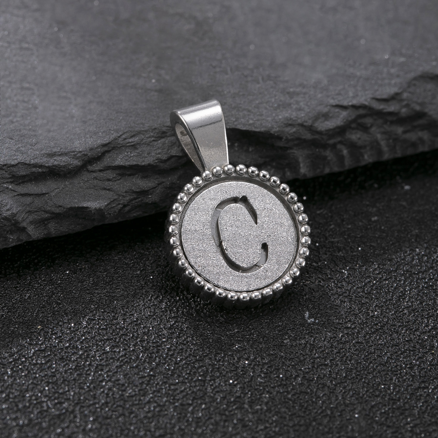 Colgante único Joyas de acero de titanio transfronterizas Marca redonda 26 letras inglesas Accesorios para collares Moda Joyería de acero inoxidable salvaje