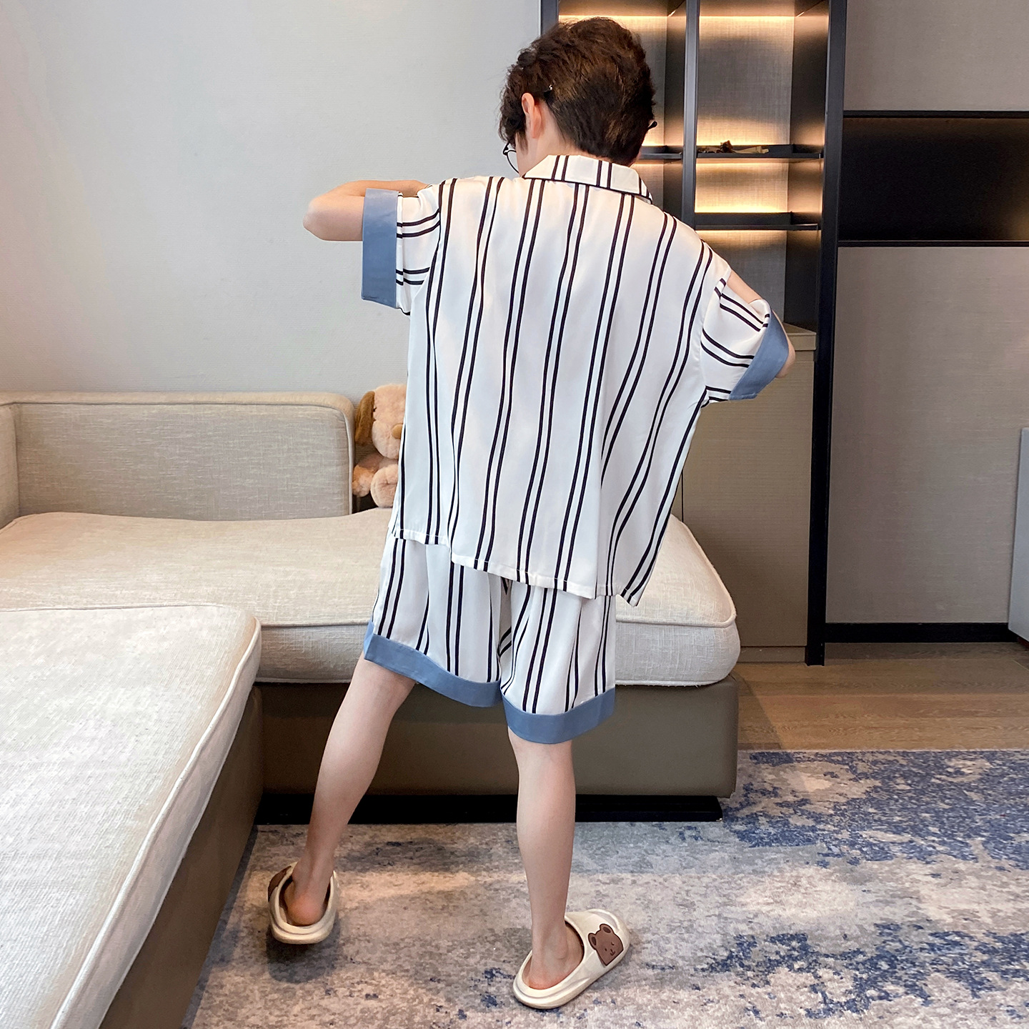 Pijama de niños frío seda de hielo y nieve mangas cortas tres piezas con solapa delgada 2026 nueva ropa casera infantil de verano