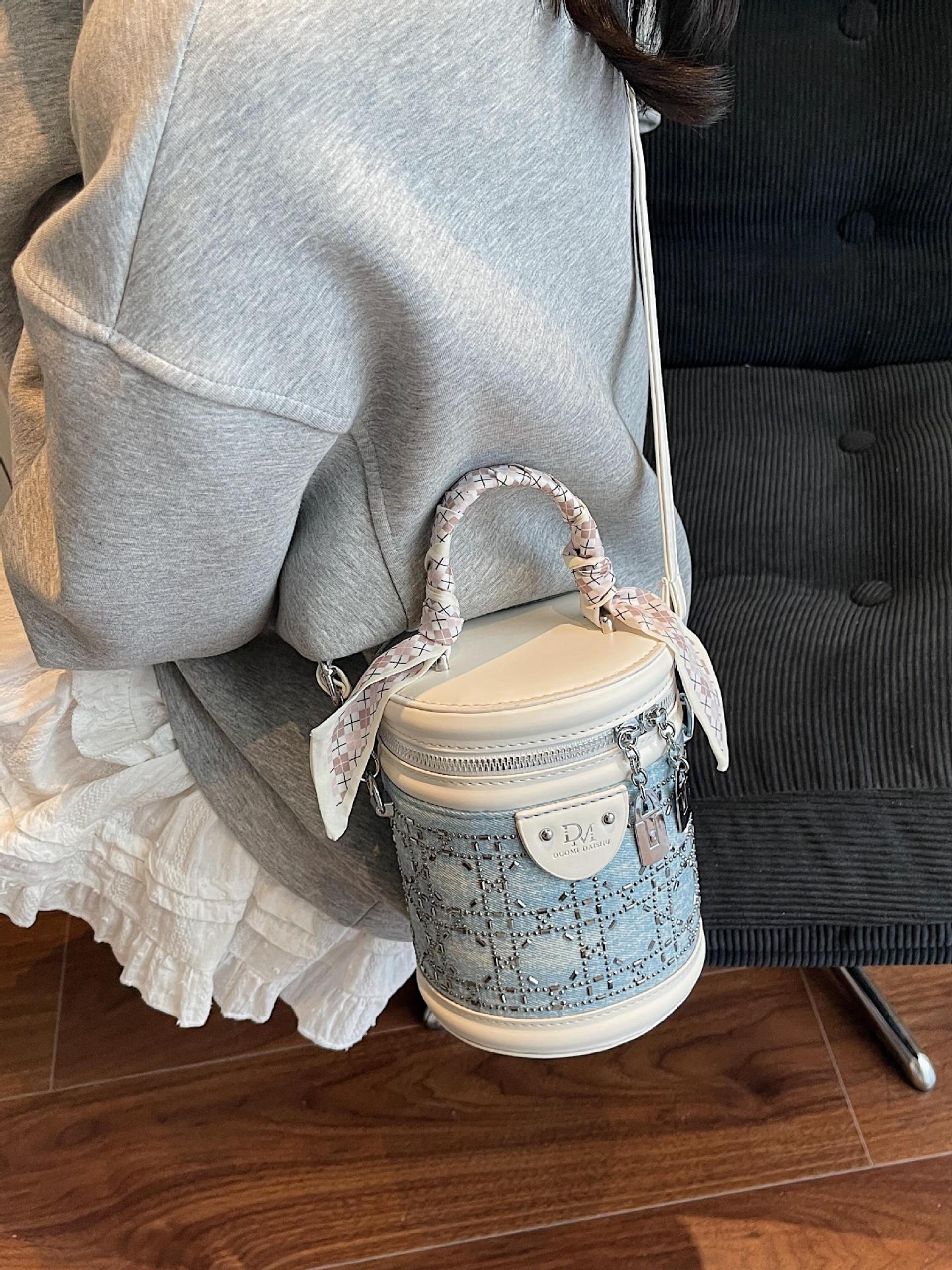 Bolso de cubo de mano de diamantes calientes de nicho popular de verano para mujer 2025 nuevo bolso de hombro de estilo occidental de moda bolso de mensajero de estilo explosivo