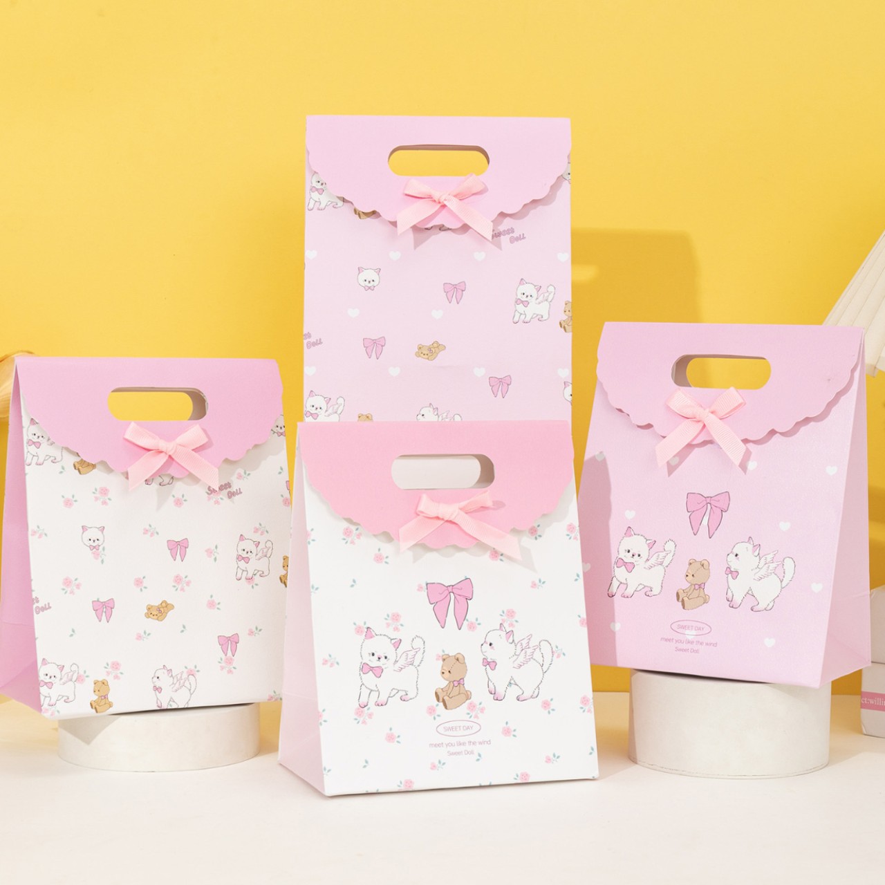 Bolsos de arco de dibujos animados con tapa plegable, bolsas de regalo de cartón blanco, bolsas de regalo de cumpleaños para niños