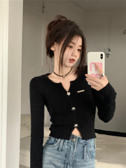 黒いvネックのニットカーディガンの女性の春の新型の底のシャツのデザイン感の小さい大衆の修身の短い長袖の上で服を着ます。