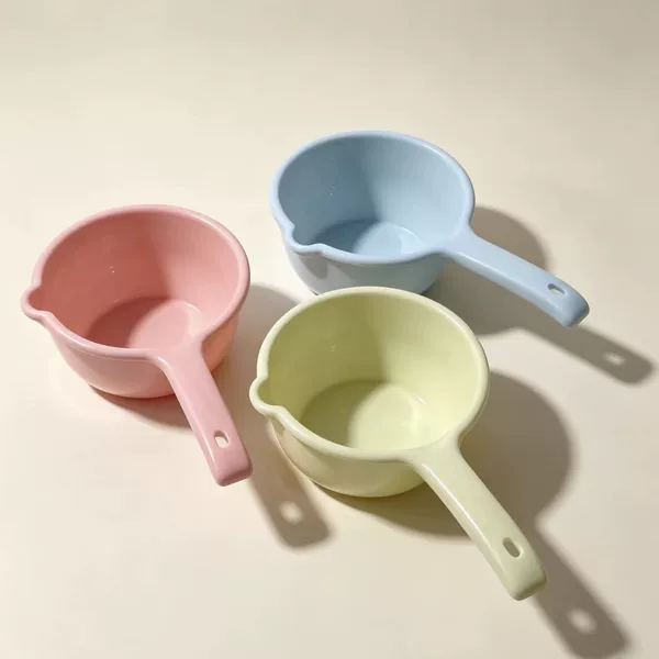 Thickened long-handled plastic water scoop, kitchen water ladle, bathing and hair washing cup, household use