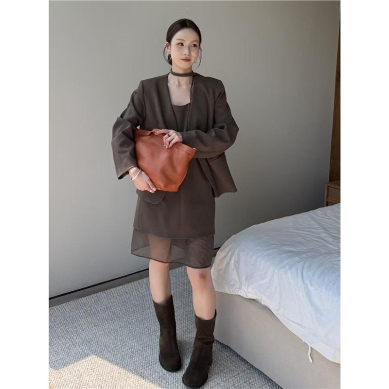 秋季新款韩系高级感时尚轻奢小香风深咖色西装外套吊带裙两件套装|undefined