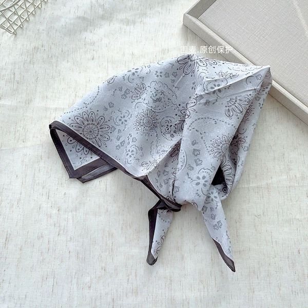 Light gray card Chinese knotted flowers