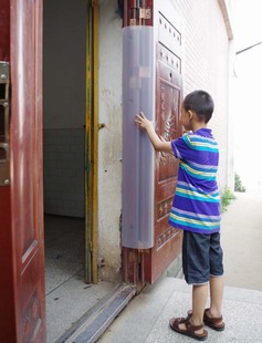1.4m Long 180-Degree Menton Iron Door Anti-Pinch Door Seam Protection Strip Door Shop Door Floor Elastic Door Glass