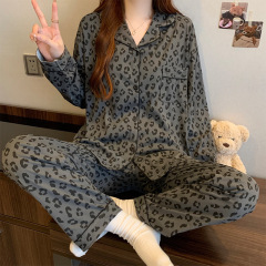 春の新型高颜値灰色豹柄プリントパジャマ女性は綿の長袖のズボンの家の服をまねて卸売りを着ることができます。