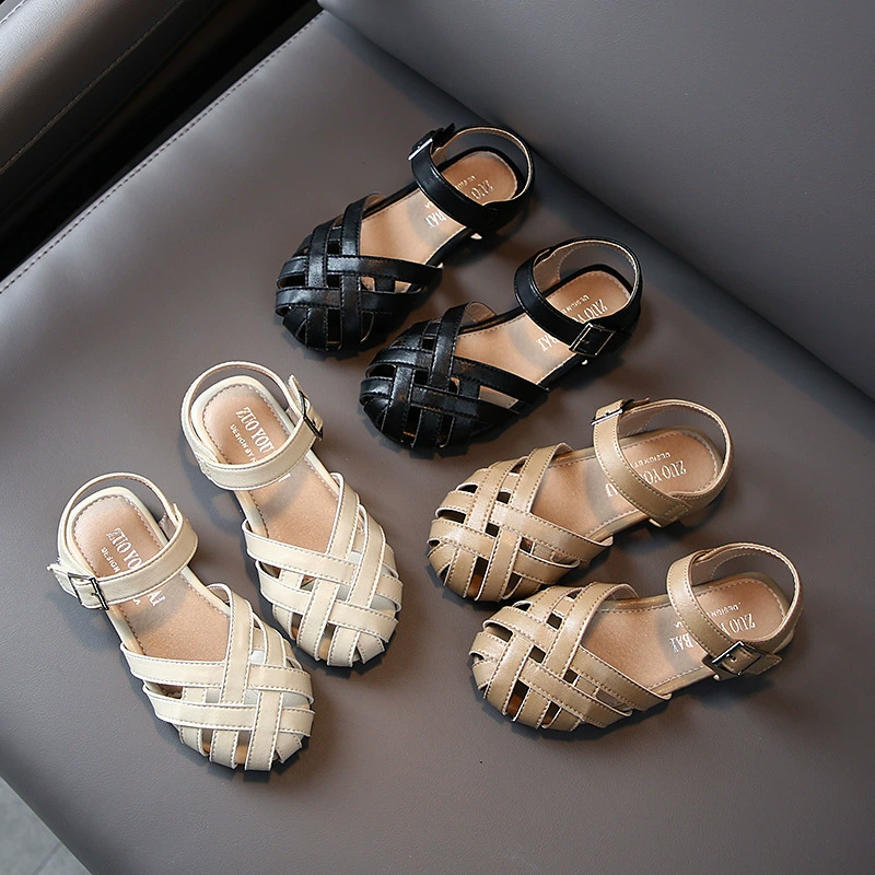 Сандалии для девочек 2025 летний новый стиль Baotou выдолбленные туфли принцессы с бантом на мягкой подошве маленькая девочка нескользящие пляжные туфли