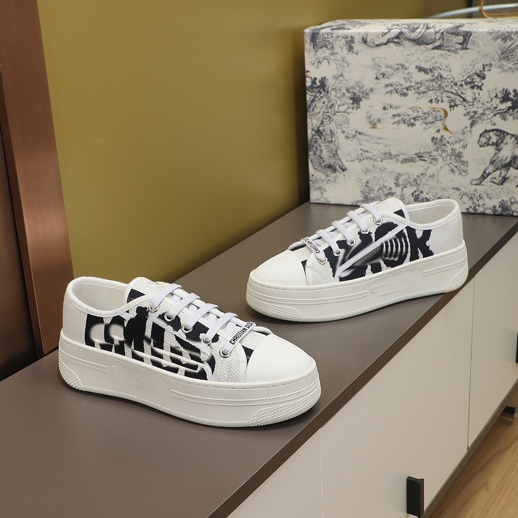 2025 botones de lona bordados de fondo grueso de verano nuevos zapatos casuales altos y versátiles zapatos deportivos para mujeres diarios