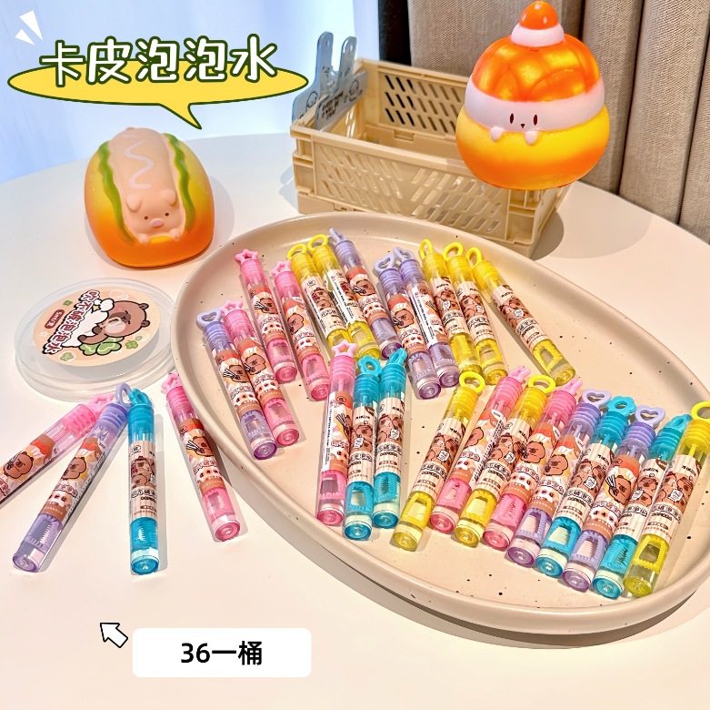 Cute Capi soplando palitos de burbujas, soplando agua de burbujas, juguetes coloridos para niños, juguetes de agua de burbujas para salidas al aire libre