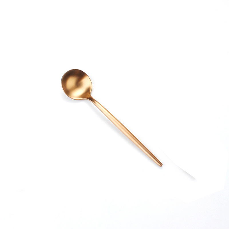 Traje de vajilla de acero inoxidable portugués transfronterizo cuatro piezas principales celebridad de Internet vajilla occidental pintura para hornear cuchara de café cuchillo de carne y tenedor