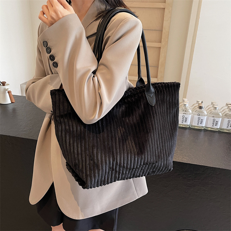 Bolso de terciopelo a rayas de gran capacidad para mujer 2024 otoño e invierno nuevo bolso de compras de un solo hombro de todo fósforo bolso de viaje de clase de todo fósforo