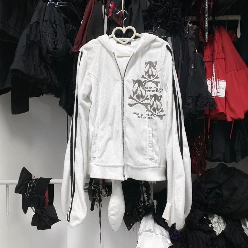Hot Girl Subculture Color-Block Striped Skull and Cheetah Embroidered Sportswear for Women, Early Autumn Design with Striped Accessories Jacket Hot Girl Subculture Color-Block Striped Skull and Cheetah Embroidered Sportswear for Women, Early Autumn Design with Striped Accessories Jacket