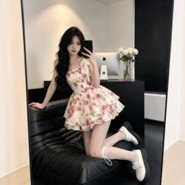 甜辣风碎花吊带连衣裙女夏新款收腰显瘦蓬蓬裙设计感短裙