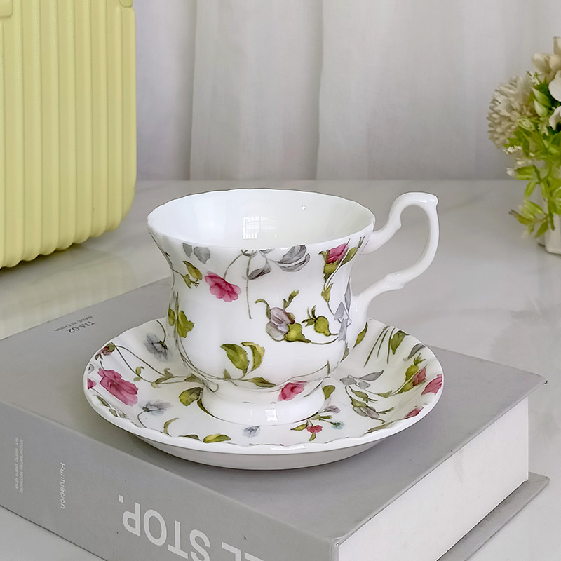 Taza de café de cerámica de flores medievales francesas, taza de té de camellia de la tarde, taza de té de lujo ligera, taza de platos domésticos de alto valor facial